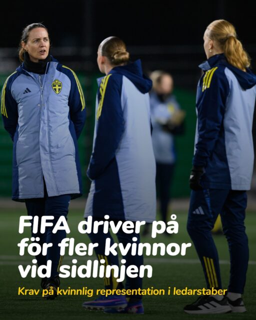 FIFA kräver fler kvinnor på bänken.

Nya regler innebär att alla lag i damtävlingar måste ha kvinnliga tränare, medicinsk personal och funktionärer från och med i år.

Kraven gäller på alla nivåer – från ungdoms- till senior- och klubblag – och får sin första tillämpning vid U20-VM för damer i Polen.

Vid dam-VM 2023 var endast 12 av 32 huvudtränare kvinnor. 

Med de nya reglerna tar FIFA ett tydligt steg från frivilliga initiativ till bindande krav för att öka kvinnors representation i fotbollens ledarskap.

En förändring som kan få stor betydelse för hur framtidens lag byggs, både på och utanför planen.

Läs mer här: https://inside.fifa.com/organisation/fifa-council/news/fifa-council-approves-regulations-increase-female-coach-representation